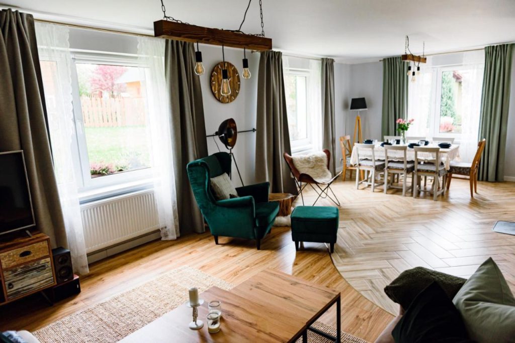 Salon z kominkiem i jadalnią w Domu Panorama