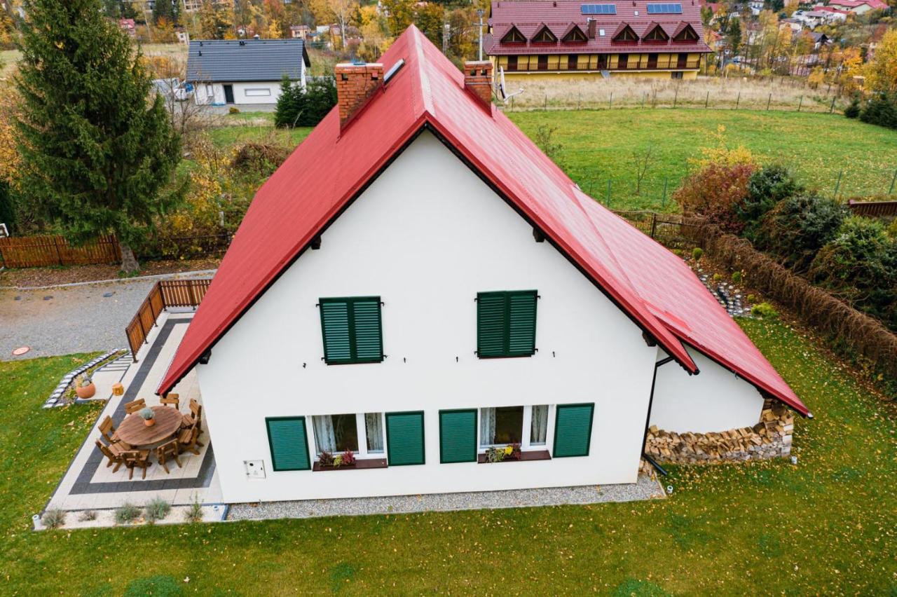 Dom Panorama z lotu ptaka — budynek, ogród i taras